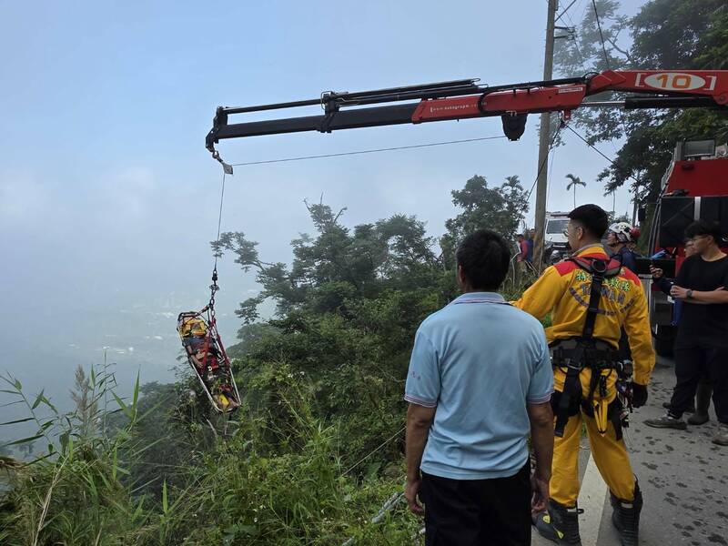 赖姓民众坠落20公尺山谷边坡受困，用吊挂方式救出。（竹崎警分局提供）