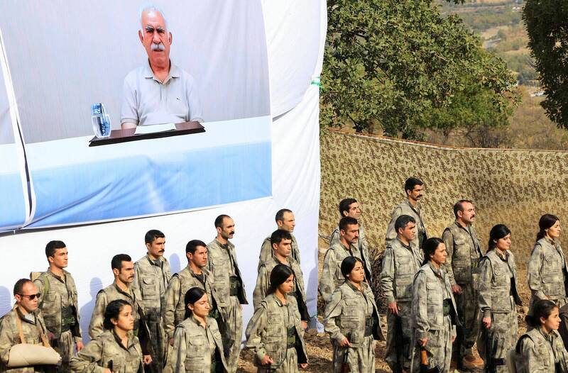 与土耳其政府对抗多年的库德工人党26日在伊拉克北部山区举行解除武装仪式，宣布将其所有战士从土耳其撤至伊北。（路透）