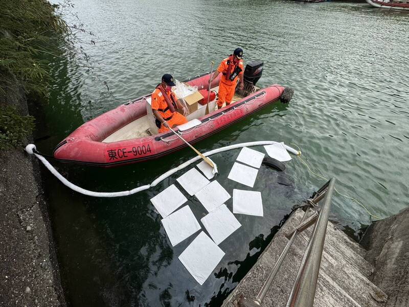 台東大武漁港柴油污染 海巡拉攔油索防擴散緊急清除