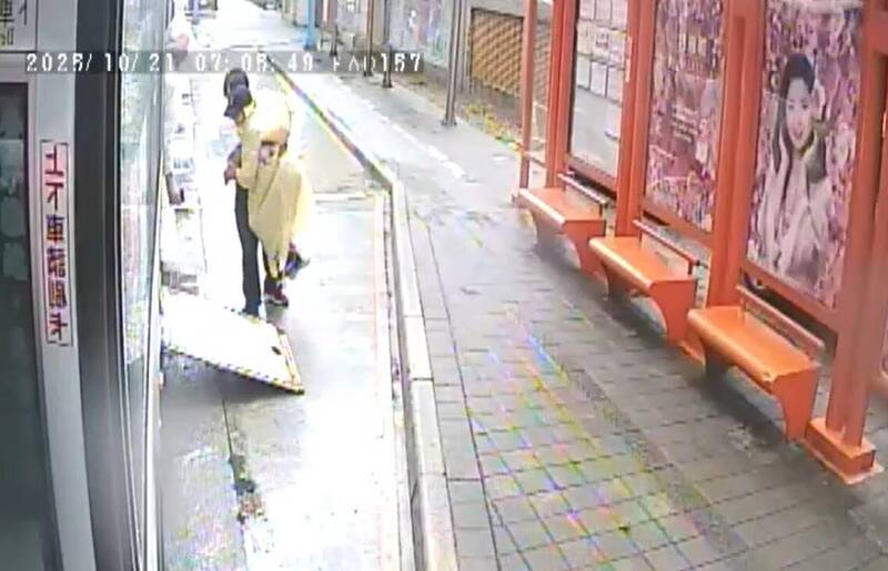 駕駛林榮新在婦人下車時再次攙扶相助。(截取自監視器畫面) 駕駛林榮新在婦人下車時再次攙扶相助。(截取自監視器畫面)