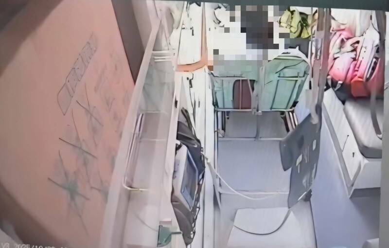 3人自行车队行经西滨遇到异物惨摔,1人锁骨变形。图为伤者送医画面。(民众提供) 3人自行车队行经西滨遇到异物惨摔,1人锁骨变形。图为伤者送医画面。(民众提供)