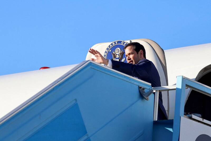 美国务卿鲁比欧准备从以色列飞往卡达首都多哈,在飞机上挥手致意。(路透社) 美国务卿鲁比欧准备从以色列飞往卡达首都多哈,在飞机上挥手致意。(路透社)