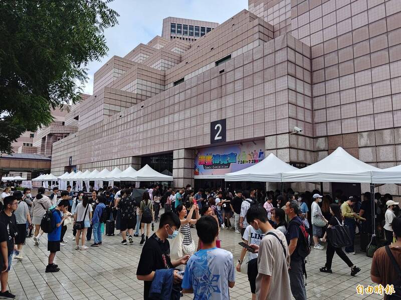 世貿展館近捷運出口驚傳國一少年墜樓亡 聞噩耗家屬癱軟