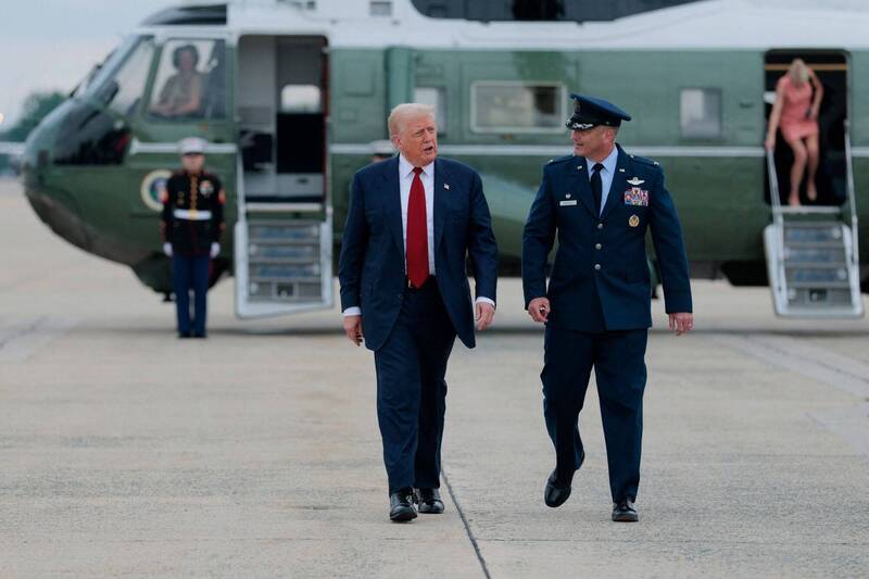美国总统川普28日将和日本新任首相高市早苗一起搭乘海军陆战队一号,这是相当罕见的情况。图为川普与海军陆战队一号。(美联社) 美国总统川普28日将和日本新任首相高市早苗一起搭乘海军陆战队一号,这是相当罕见的情况。图为川普与海军陆战队一号。(美联社)