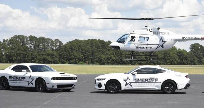美国北卡州派对上传出枪响,造成2死7重伤。图为罗伯逊郡巡逻车和警用直升机。(图撷自Robeson County Sheriff's Office脸书) 美国北卡州派对上传出枪响,造成2死7重伤。图为罗伯逊郡巡逻车和警用直升机。(图撷自Robeson County Sheriff's Office脸书)