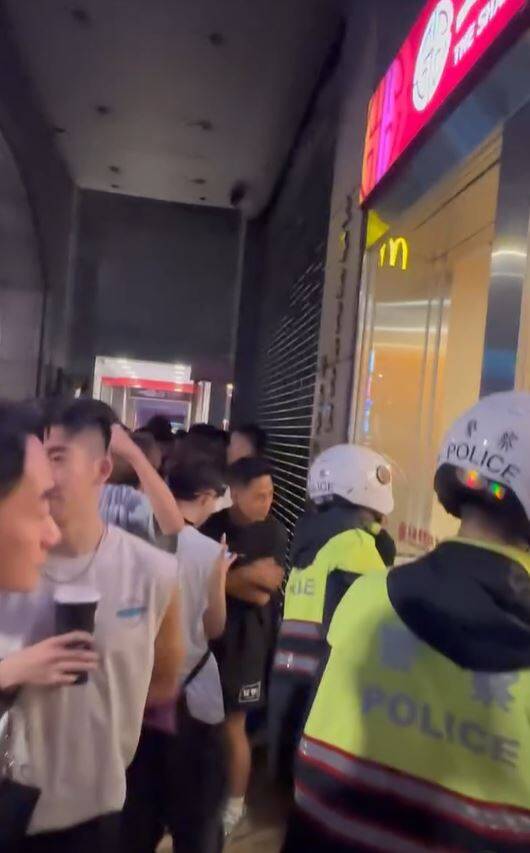 有人霸占台北市信义路四段上海商银松南分行的自动柜员机服务区，反锁玻璃门铺上被褥盖著棉被呼呼大睡，门外聚集不少人围观。（图撷取自网路影片）