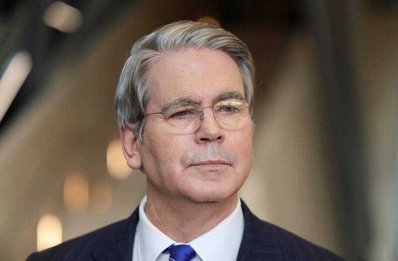 美国财政部长贝森特表示,美国与中国已达成1项初步协议,中国将暂缓稀土出口管制,并恢复购买美国黄豆,美国则不会对中方课征100%关税。(路透) 美国财政部长贝森特表示,美国与中国已达成1项初步协议,中国将暂缓稀土出口管制,并恢复购买美国黄豆,美国则不会对中方课征100%关税。(路透)