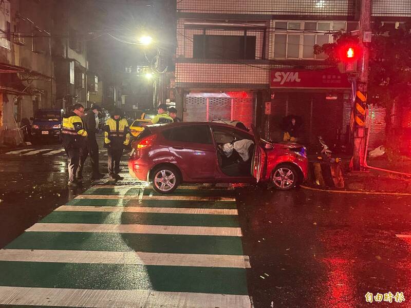 男子清晨駕車撞上中央分隔島 安全氣囊爆開2人傷