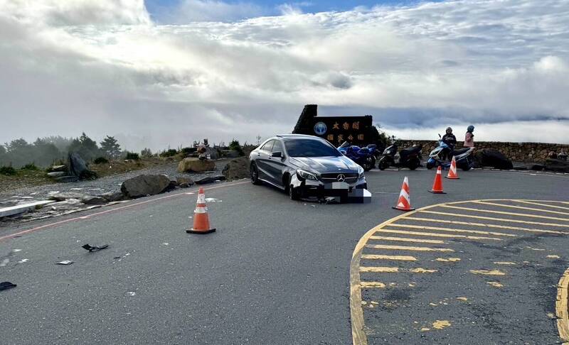 賓士車上合歡山自撞護欄 網友歪樓「小鹿OS:亂撞」