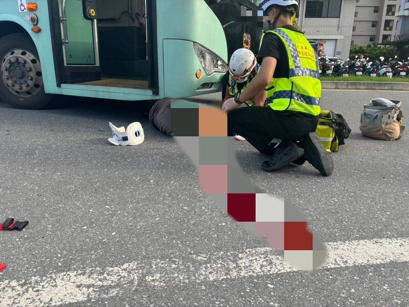 花蓮市國聯一路與國聯四路口昨天上午發生一起嚴重車禍，林姓男子穿越路口的時候，遭公車撞擊倒地。（民眾提供）