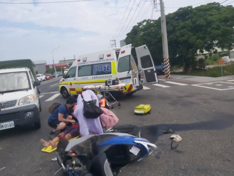台南翁醫院路口闖紅燈撞休旅車 護理師聞訊即時救援