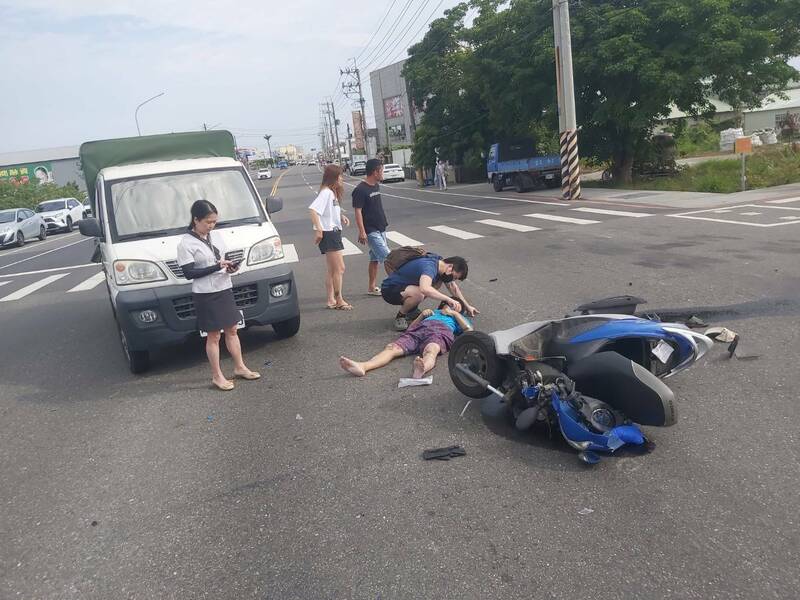 78歲賴姓老翁今日上午騎乘機車，行經佳里奇美醫院停車場出口與台19線路口時，闖紅燈直接撞上行經路口的休旅車，急診室護理師獲報立即前往協助。（民眾提供）