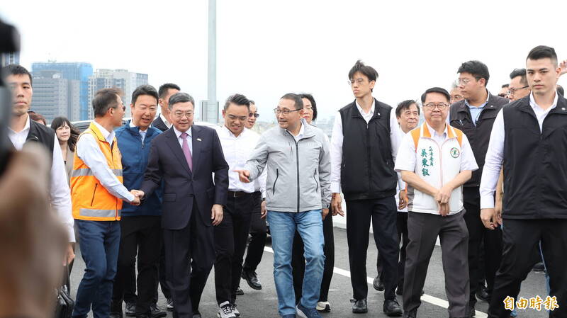針對豬農攤商補助是否有規劃問題,行政院長卓榮泰說會按照時程、需要、標準、法規來做。(記者黃政嘉攝) 針對豬農攤商補助是否有規劃問題,行政院長卓榮泰說會按照時程、需要、標準、法規來做。(記者黃政嘉攝)
