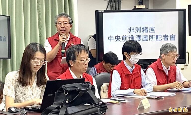 台中市環保局長陳宏益(站立者)說,老農確實上傳有問題,同仁就「打電話盧他」。(記者黃旭磊攝) 台中市環保局長陳宏益(站立者)說,老農確實上傳有問題,同仁就「打電話盧他」。(記者黃旭磊攝)