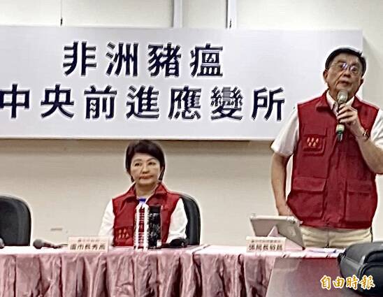 台中市農業局長張敬昌(右)稱,王姓獸醫佐「打電話」問疫情,在旁的台中市長盧秀燕臉色鐵青。(記者黃旭磊攝) 台中市農業局長張敬昌(右)稱,王姓獸醫佐「打電話」問疫情,在旁的台中市長盧秀燕臉色鐵青。(記者黃旭磊攝)