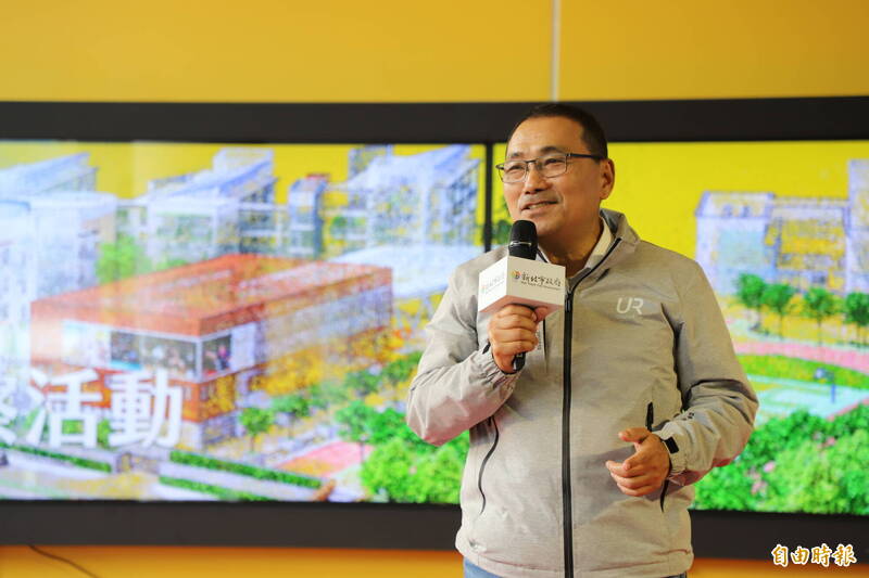 新北市長侯友宜今(27)日前往南勢國中視察校舍二期工程,宣布市府將在文小五用地新設一所結合教育、托育與社福的全齡國小,規劃48班國小與8班幼兒園,預計2026年啟動籌備、123學年度完工招生,打造兼具環保、科技與社區共融的新世代校園。(記者羅國嘉攝) 新北市長侯友宜今(27)日前往南勢國中視察校舍二期工程,宣布市府將在文小五用地新設一所結合教育、托育與社福的全齡國小,規劃48班國小與8班幼兒園,預計2026年啟動籌備、123學年度完工招生,打造兼具環保、科技與社區共融的新世代校園。(記者羅國嘉攝)
