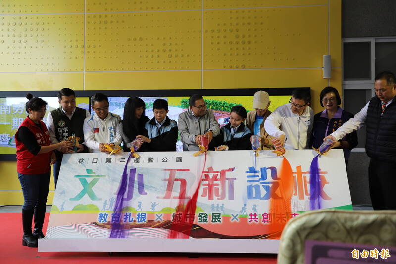 新北市長侯友宜(中)前往南勢國中視察校舍二期工程。(記者羅國嘉攝) 新北市長侯友宜(中)前往南勢國中視察校舍二期工程。(記者羅國嘉攝)