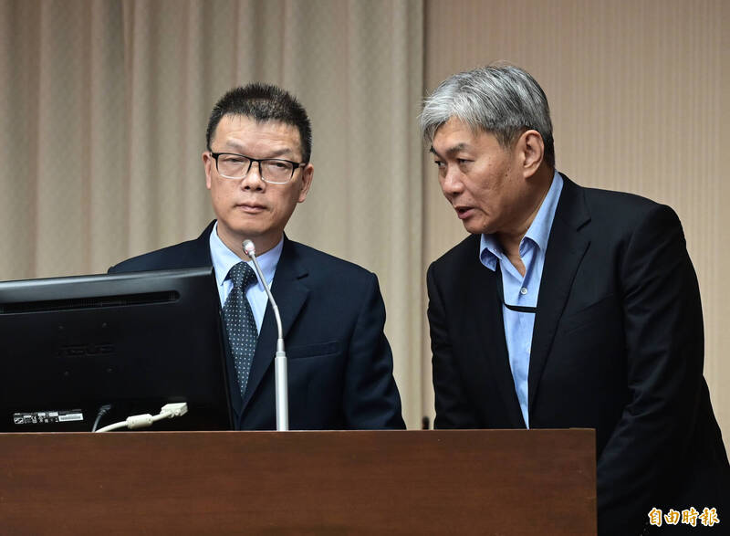 國家通訊傳播委員會(NCC)代理主委陳崇樹(左)27日於立法院交通委員會說明災害漫遊要點。右為NCC平台事業管理處副處長黃天陽。(記者王藝菘攝) 國家通訊傳播委員會(NCC)代理主委陳崇樹(左)27日於立法院交通委員會說明災害漫遊要點。右為NCC平台事業管理處副處長黃天陽。(記者王藝菘攝)