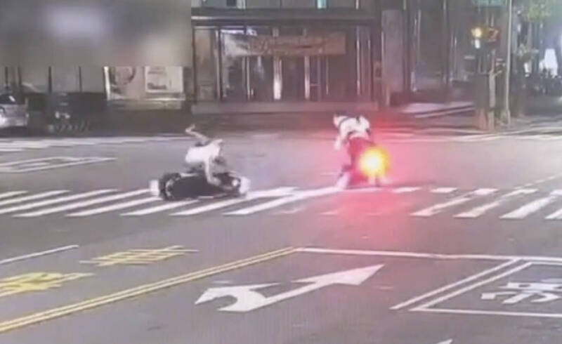 高雄清晨2机车擦撞3人送医，又是未让直行车肇祸，车祸影片曝光。（民众提供）