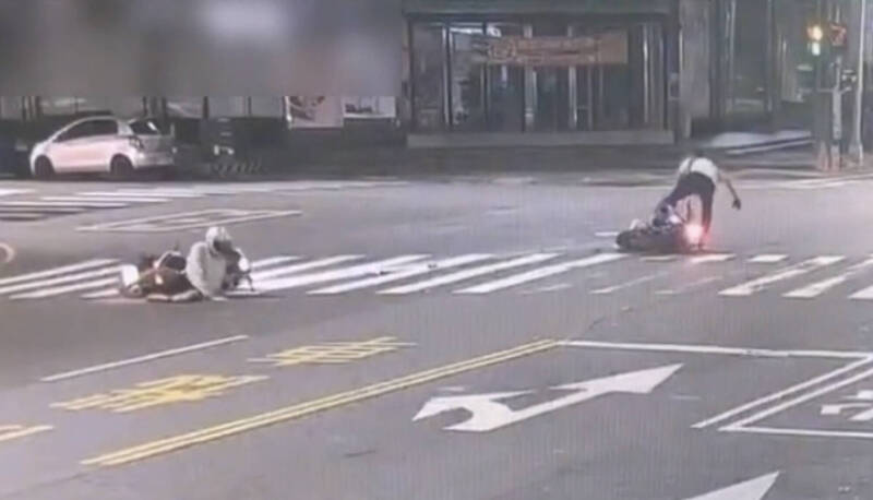 高雄清晨2机车擦撞3人送医，又是未让直行车肇祸，车祸影片曝光。（民众提供）