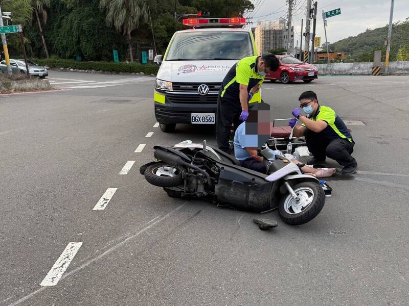 李姓男子连同机车遭轿车拖行数公尺，造成全身多处擦伤。（图由竹东警分局提供）