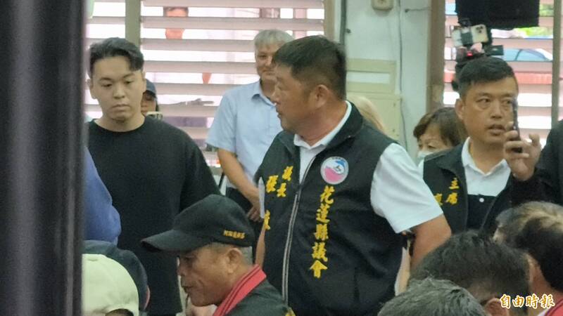 花蓮縣議會議長張峻不滿立委傅崐萁率縣府舉行特別條例座談會卻沒有通知災民,到場抗議。(記者王錦義攝) 花蓮縣議會議長張峻不滿立委傅崐萁率縣府舉行特別條例座談會卻沒有通知災民,到場抗議。(記者王錦義攝)