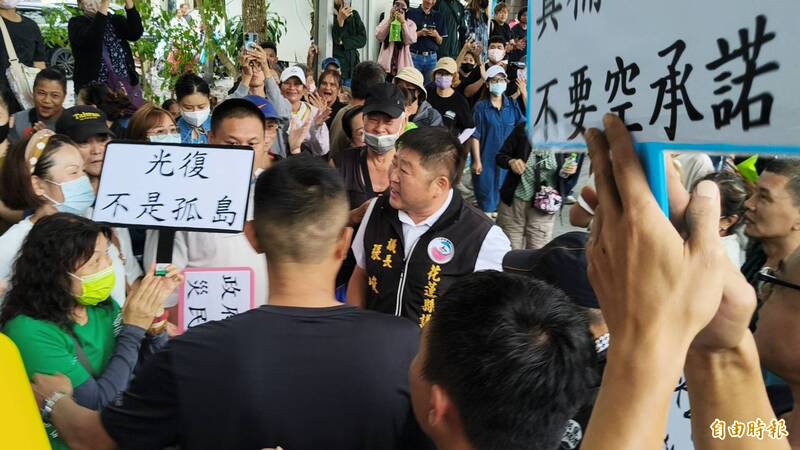 花蓮縣議會議長張峻不滿立委傅崐萁率縣府舉行特別條例座談會卻沒有通知災民,到場抗議。(記者王錦義攝) 花蓮縣議會議長張峻不滿立委傅崐萁率縣府舉行特別條例座談會卻沒有通知災民,到場抗議。(記者王錦義攝)