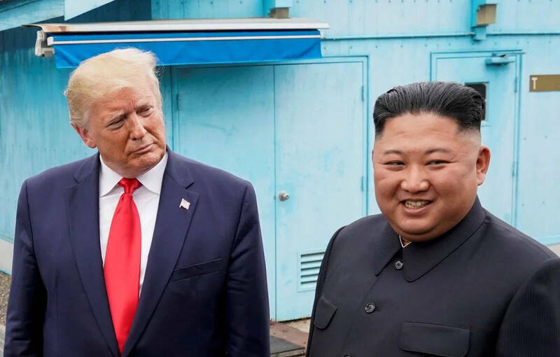 美国总统川普(左)与北韩领导人金正恩(右)2019年在两韩非军事区(DMZ)会面,川普也在此次会晤中,成为史上首位踏上北韩领土的在任美国总统。(路透资料照) 美国总统川普(左)与北韩领导人金正恩(右)2019年在两韩非军事区(DMZ)会面,川普也在此次会晤中,成为史上首位踏上北韩领土的在任美国总统。(路透资料照)