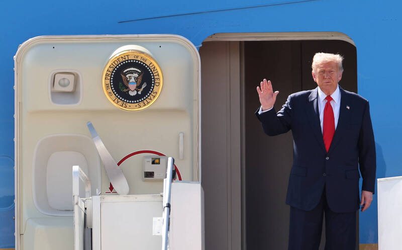 川普27日在空军一号上对记者表示,他不会在2028年参选美国「副总统」。(美联社) 川普27日在空军一号上对记者表示,他不会在2028年参选美国「副总统」。(美联社)