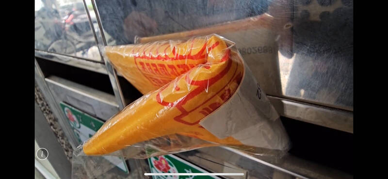 内湖区居民一早发现信箱有往生被。(记者郑景议翻摄) 内湖区居民一早发现信箱有往生被。(记者郑景议翻摄)