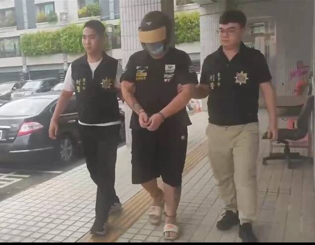 警方今天將洪男依殺人等罪嫌送辦。(民眾提供) 警方今天將洪男依殺人等罪嫌送辦。(民眾提供)