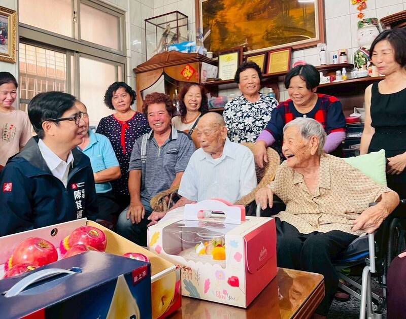 高雄百歲人瑞夫妻「牽手」80餘載 分享長壽秘訣