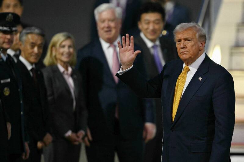 美国总统川普27日晚间飞抵日本东京羽田机场,展开亚洲行第二站访问。他此行将与日本新任首相高市早苗举行首次峰会,并为后续与中国国家主席习近平的关键贸易谈判预作准备。(法新社) 美国总统川普27日晚间飞抵日本东京羽田机场,展开亚洲行第二站访问。他此行将与日本新任首相高市早苗举行首次峰会,并为后续与中国国家主席习近平的关键贸易谈判预作准备。(法新社)