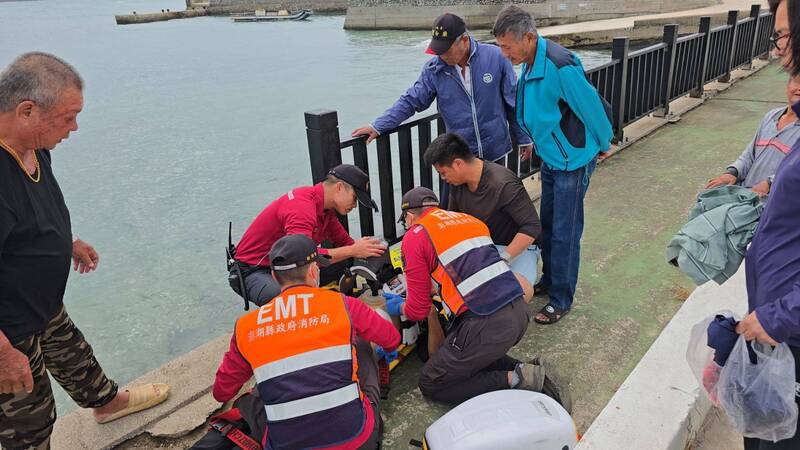西屿池东码头传出钓鱼老翁落海，救起时已无生命迹象。（澎湖县政府消防局提供）