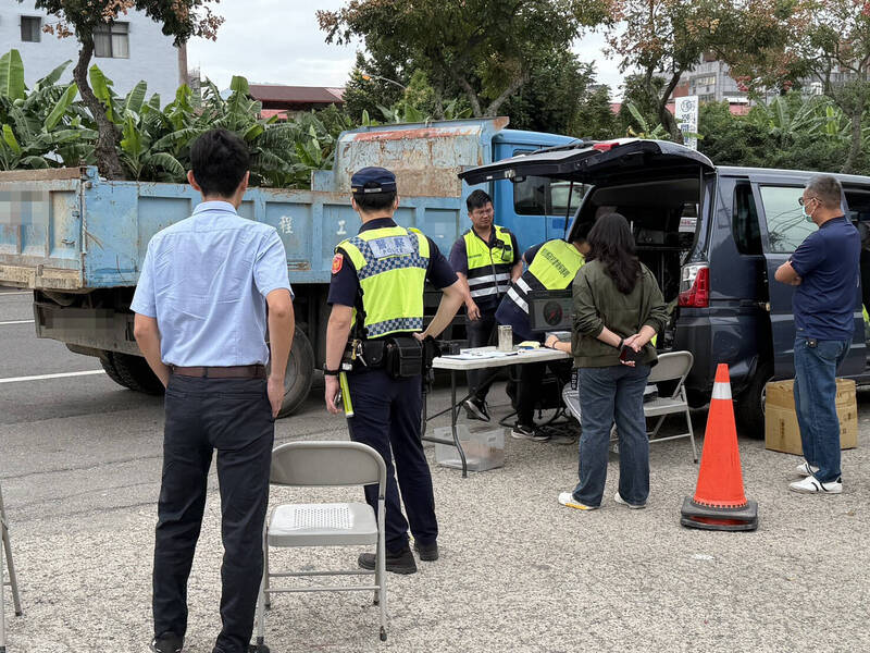 埔里警方会同环保局稽查乌贼车，当场检测数值是否合格。（埔里警方提供）