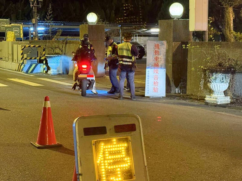台14线国姓路段设了噪音科搜执法设备之外，警方也会同环保局深夜拦检噪音重机。（埔里警分提供）
