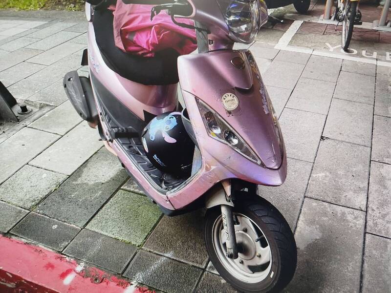 倪男机车与林女机车擦撞。（记者王冠仁翻摄）