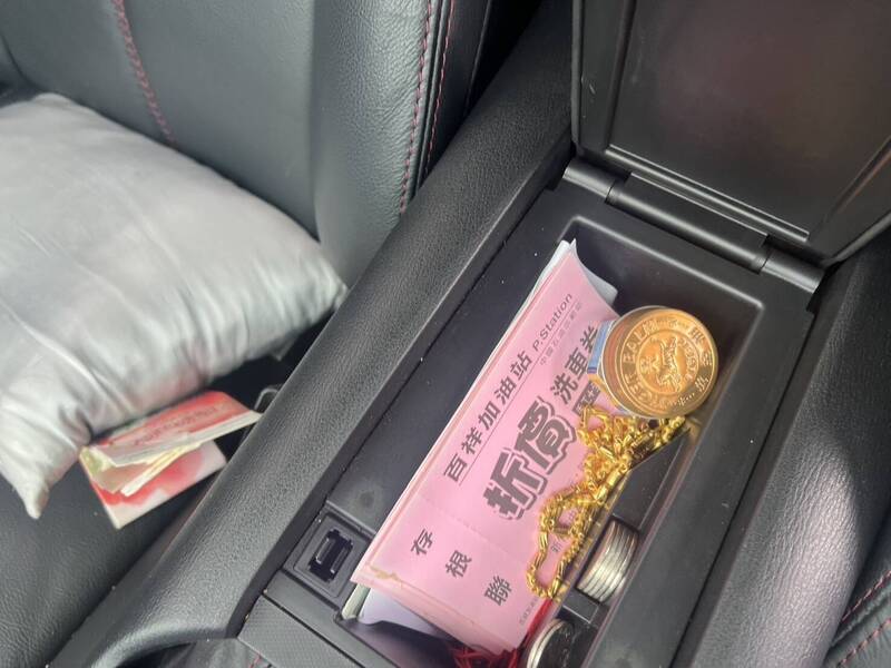 吴嫌抢的金项链就在车上。（警方提供）