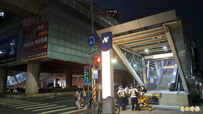 高捷R21都会公园站傍晚发生女子落轨事件。（记者李惠洲摄）