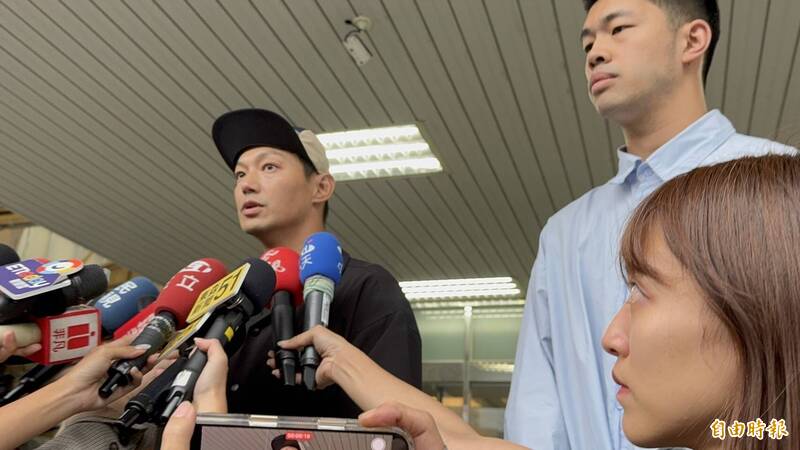 艺人威廉(左)今天因涉闪兵案到新北地院出庭,他在庭上告知曾遭闪兵集团首脑陈志明勒索,步出法庭时,对此转趋低调,仅称未来开庭会告知庭上。(记者吴仁捷摄) 艺人威廉(左)今天因涉闪兵案到新北地院出庭,他在庭上告知曾遭闪兵集团首脑陈志明勒索,步出法庭时,对此转趋低调,仅称未来开庭会告知庭上。(记者吴仁捷摄)