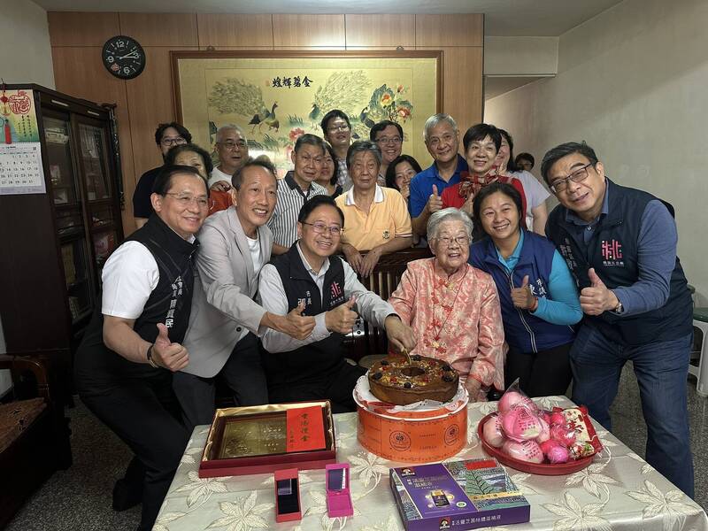 張善政訪桃園百歲人瑞詹李緞 贈重陽賀禮祝福長壽安康