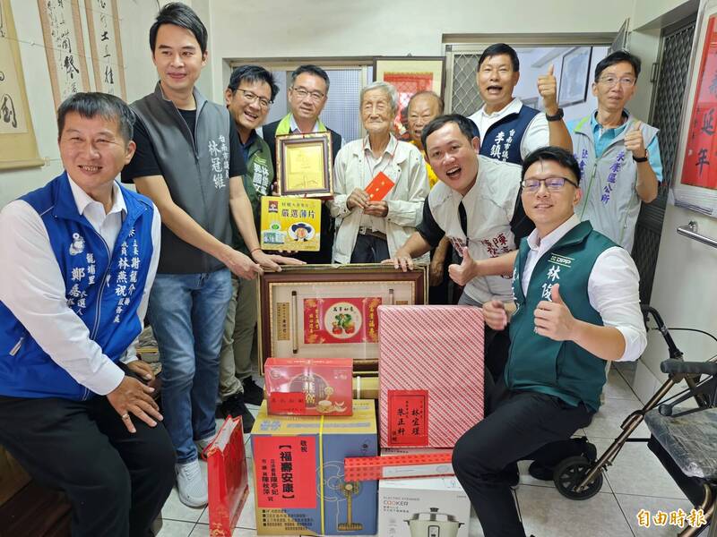 歡慶重陽!台南最大區有29位百歲人瑞 永康公所到府表揚