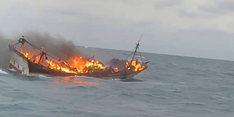 升发财168号机舱起火，整艘船全面燃烧。（民众提供）