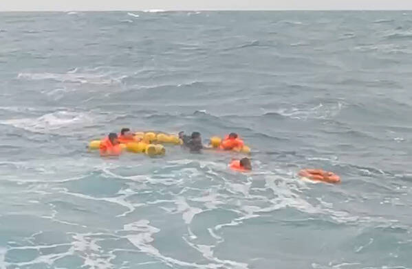 升发财168号机舱起火，整艘船全面燃烧，8名船员跳海求生。（民众提供）