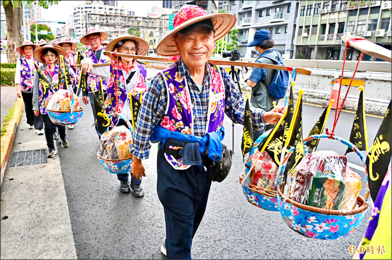 台北客家義民嘉年華 挑擔踩街