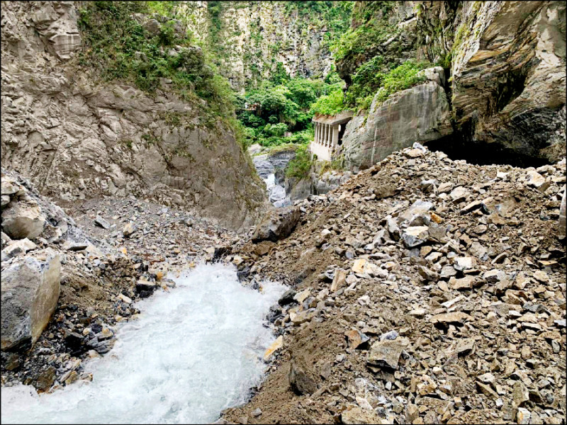 燕子口堰塞湖 順利降壩引流