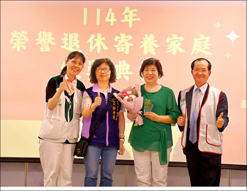 模範母親蔡碧桃 呵護寄養童27年退休