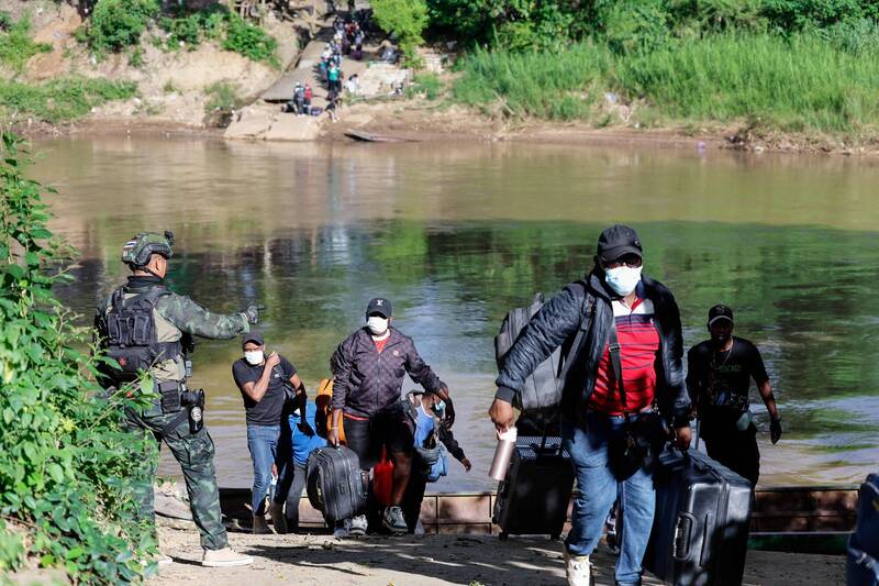 在缅甸军方的扫荡下,全球诈骗重镇「KK园区」近日陆续传出爆炸声响,外籍人士持续逃出KK园区及附近据点。(法新社) 在缅甸军方的扫荡下,全球诈骗重镇「KK园区」近日陆续传出爆炸声响,外籍人士持续逃出KK园区及附近据点。(法新社)