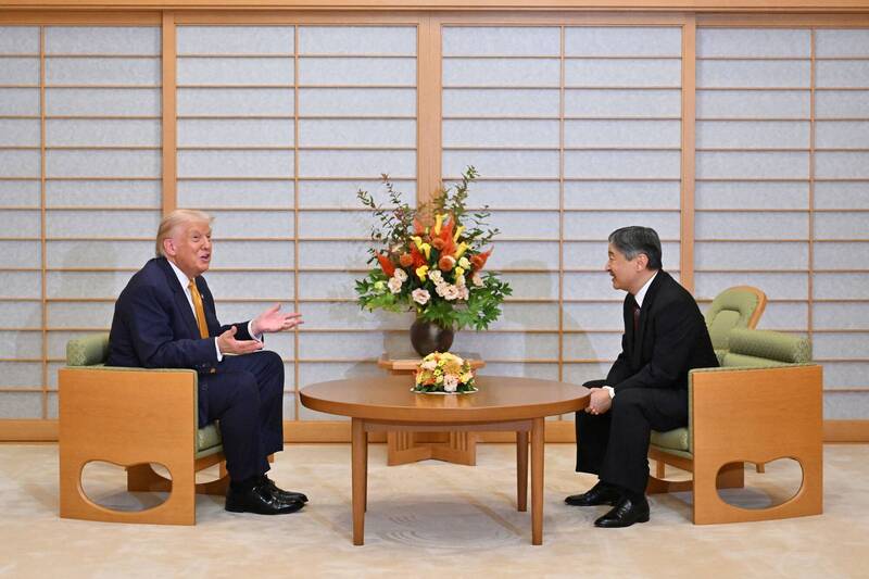 日本德仁天皇今天在皇居御所会见来访的美国总统川普,除了谈及美日关系,也提到道奇队日籍球星大谷翔平及山本由伸。(路透) 日本德仁天皇今天在皇居御所会见来访的美国总统川普,除了谈及美日关系,也提到道奇队日籍球星大谷翔平及山本由伸。(路透)