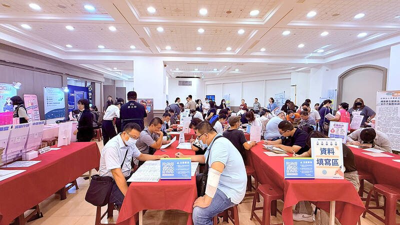 《TAIPEI TIMES》 Jobless rate dips to a 25-year low for September